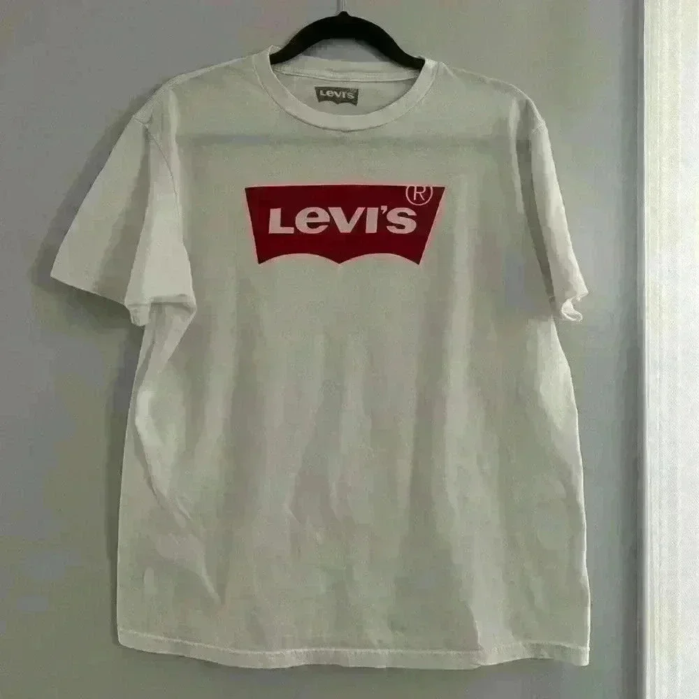 Levi’s tee